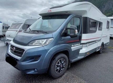 PRIX : 25000€  FIAT 2.3 150 CH Adria MATRIX PLUS , année : 2017 , 5 places , 5 couchages , manuelle , diesel , permis B , panneaux solaires, 46000 km