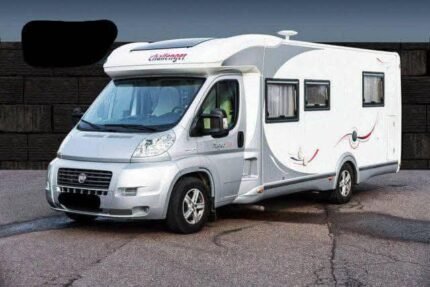 Prix: 15000€  FIAT 2.3 131 CH Challenger Mageo 118 , année: 2010 , kilométrage : 71260 Km , 4 places , 4 couchages , permis B , panneaux solaires , test d’étanchéité ok , lit centrale