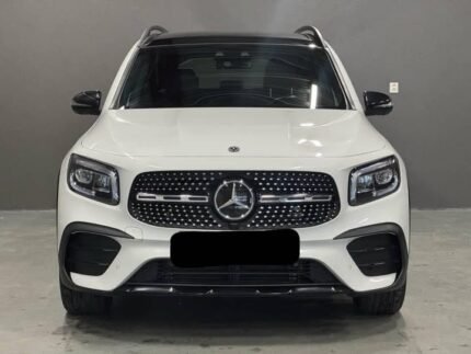 Prix : 17000€ , ✅disponible en Pologne ! Mercedes-Benz GLB 200d 4MATIC AMG – 7 PLACES – 4x4 – 2020 – 95 000 km – Très bien équipée !  ✨ Boîte automatique • 4MATIC intégral • 7 sièges • Pack AMG • Pack Nuit • Toit panoramique • Caméra 360° • Crochet d’attelage • Full LED