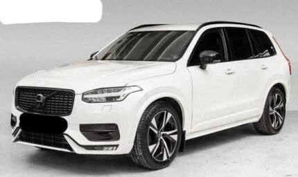 Prix : 25000€ : Volvo XC90 B5 AWD R-Design – 7 PLACES – 2020 – 88 700 km – Ultra équipé : Four-C, suspension pneumatique, 360°, attelage, caméra, HUD, Navi Pro