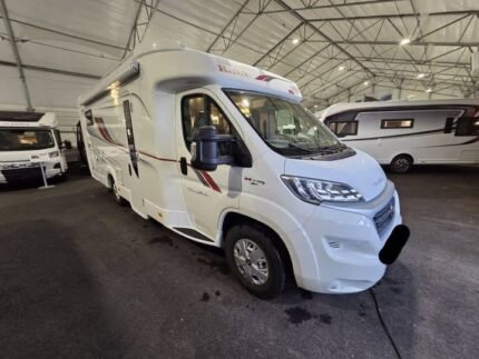 PRIX : 27500€. FIAT KABE TM C 740 LGB | 2017 | 30 400 km | 4 couchages | 4 places CG | 131 ch | 7,40 m | Chauffage ALDE | Isolation hiver | Équipement premium